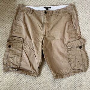 Banana Republic Men's Cargo Shorts in Khaki Tan
